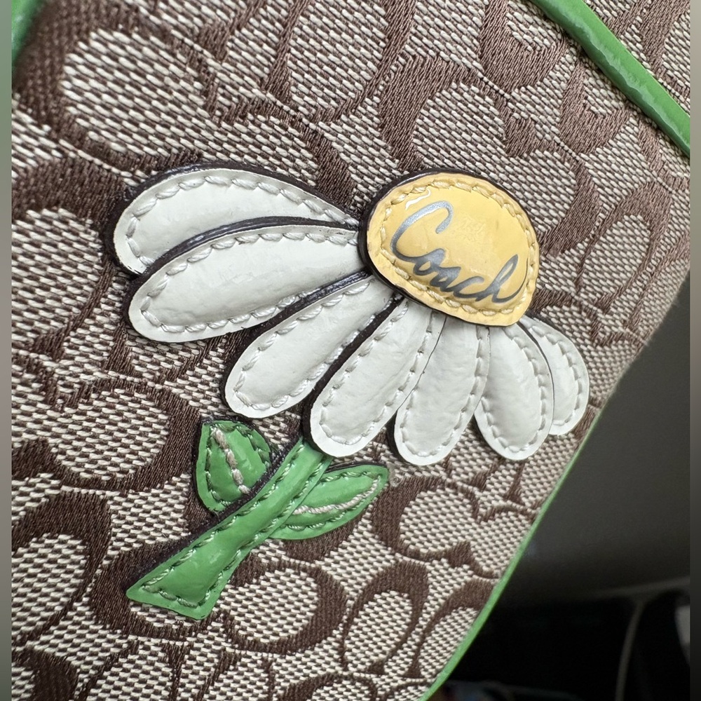 Coach Daisy Applique Cell phoneWallet Wristlet Rare Collecticle - Picture 4 of 12